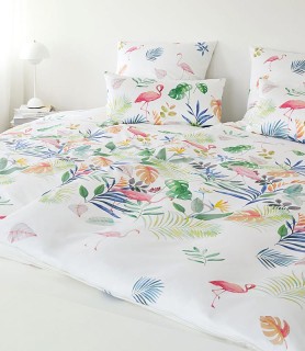 Bettwäsche Elegante Flamingo auf Bett liegend bezogen