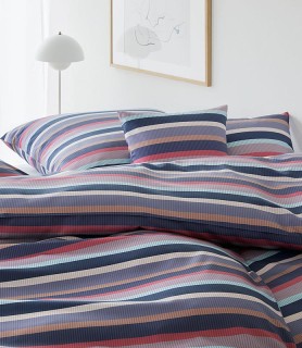 Bettwäsche Elegante Color Stripes Rouge auf dem Bett liegend bezogen