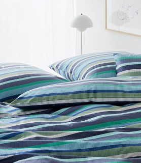 Bettwäsche Elegante Color Stripes  Blue auf Bett liegend bezogen